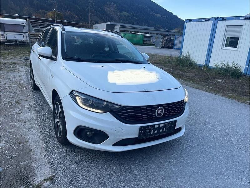 Weiß Gebraucht 2018 Fiat Tipo Lounge Limousine | 4.790 € (Guter Preis) - Bild 1/4