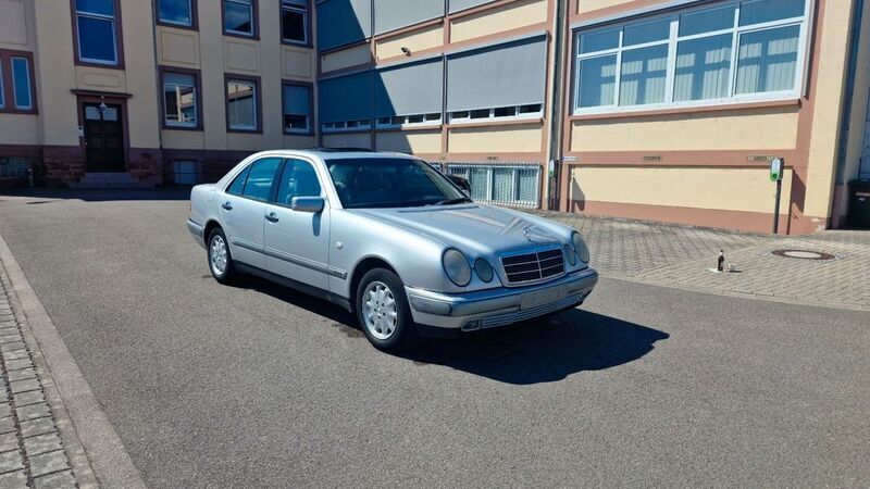 Silber Gebraucht 1998 Mercedes E200 Elegance Limousine | 4.500 € (Guter Preis) - Bild 1/4