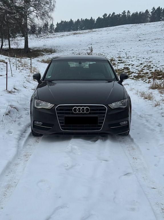 Braun Gebraucht 2013 Audi A3 Attraction Limousine | 10.800 € (Fairer Preis) - Bild 1/4