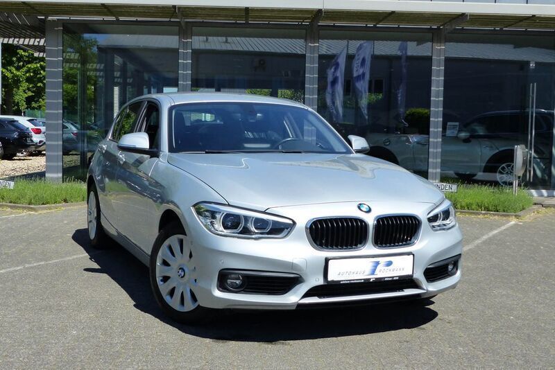 Glaciersilber metallic Gebraucht 2018 BMW 120 Advantage Kleinwagen | 17.770 € (Fairer Preis) - Bild 1/4