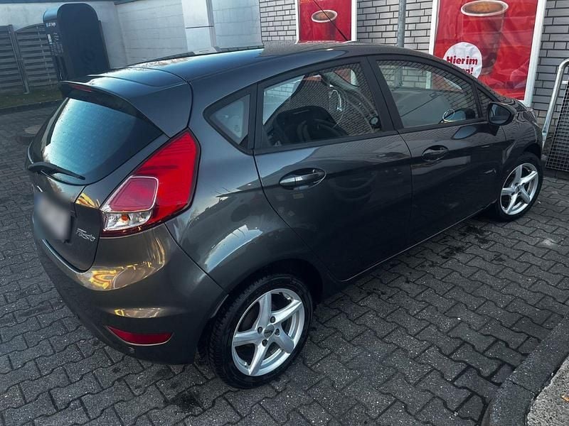 Gebraucht Ford Fiesta Celebration 101 PS (74 kW) 2017 Grau Kleinwagen