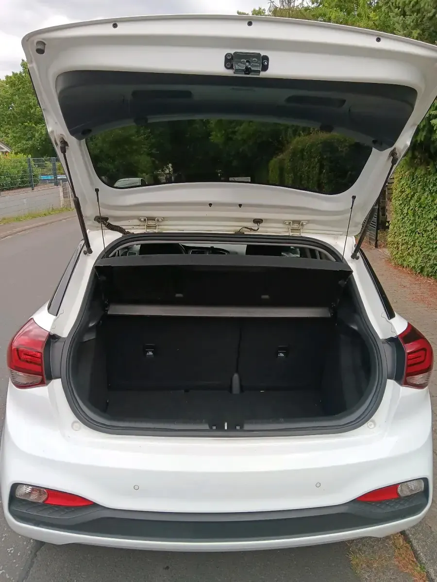 Gebraucht Hyundai i20 Advantage 84 PS (61 kW) 2020 Weiß Kleinwagen