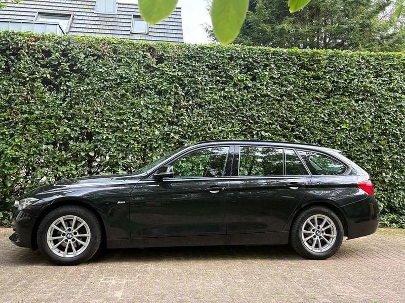 Schwarz Gebraucht 2015 BMW 316 Sport Line Kombi | 12.990 € (Fairer Preis) - Bild 1/4