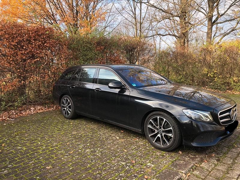 Schwarz Gebraucht 2019 Mercedes E220 Night Kombi | 17.250 € (Superpreis) - Bild 1/4