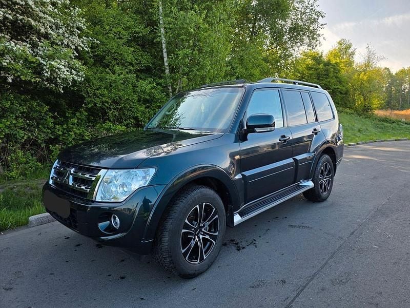 Grün Gebraucht 2013 Mitsubishi Pajero Instyle SUV | 18.950 € (Fairer Preis) - Bild 1/4
