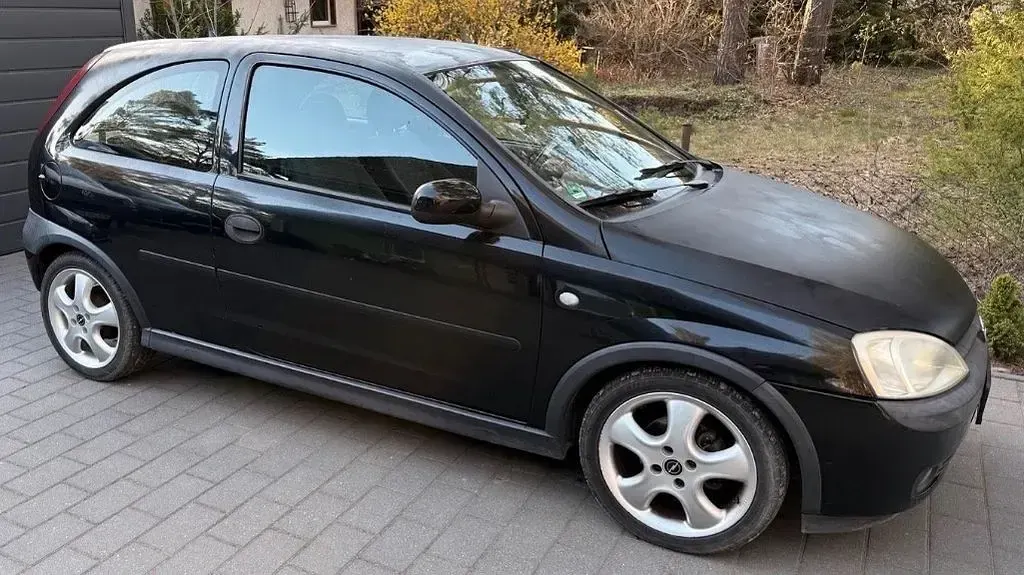 Używany Opel Corsa 75 KM (55 kW) 2002 Czarny Hatchback