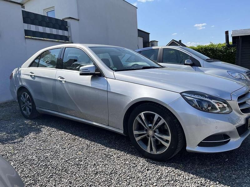 Iridiumsilber metalliclack Gebraucht 2015 Mercedes E250 Limousine | 24.900 € (Fairer Preis) - Bild 1/4