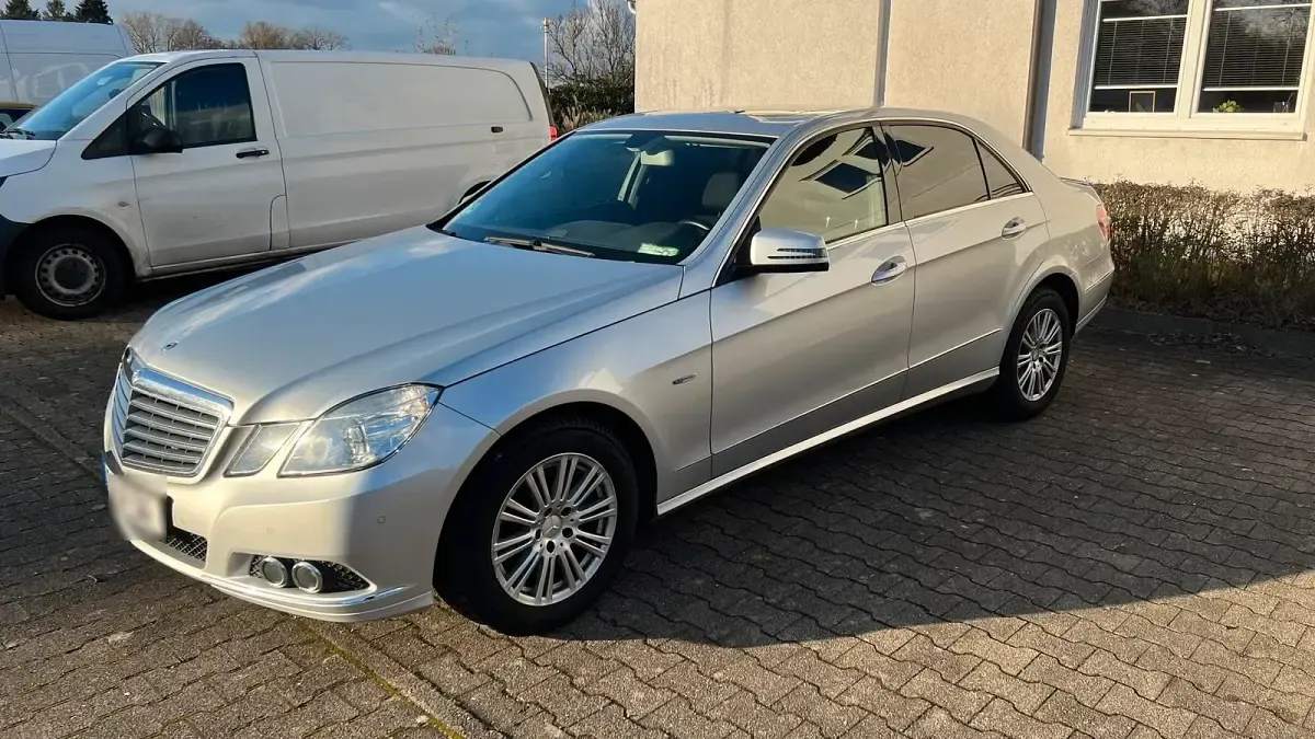Gebraucht Mercedes E220 170 PS (125 kW) 2011 Silber Limousine