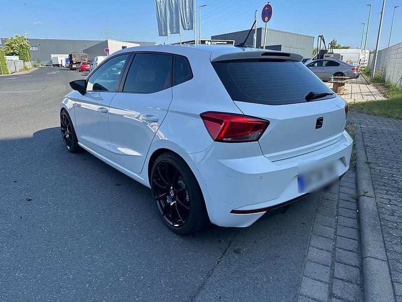 Weiß Gebraucht 2022 Seat Ibiza Kleinwagen | 15.499 € (Guter Preis) - Bild 1/4