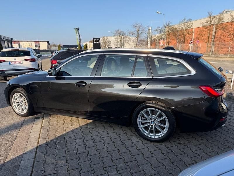 Gebraucht BMW 330e Advantage 292 PS (214 kW) 2021 Schwarz Kombi