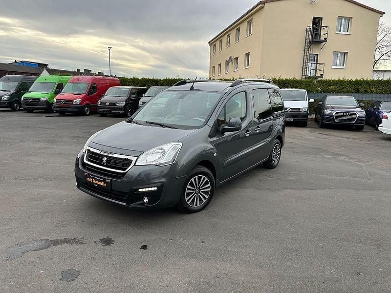 Grau Gebraucht 2016 Peugeot TePee Active Van / Kleinbus | 10.400 € (Fairer Preis) - Bild 1/4