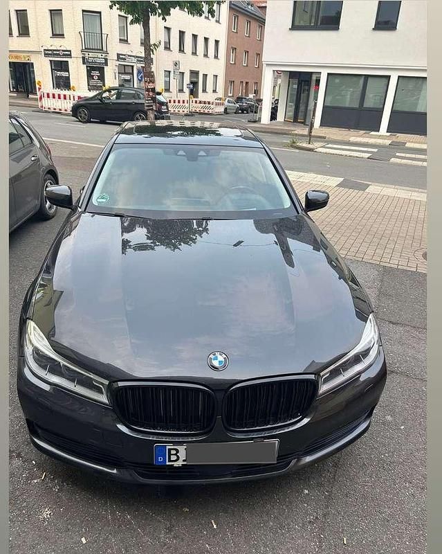 Grau Gebraucht 2017 BMW 730 Limousine | 30.000 € (Etwas zu teuer) - Bild 1/4