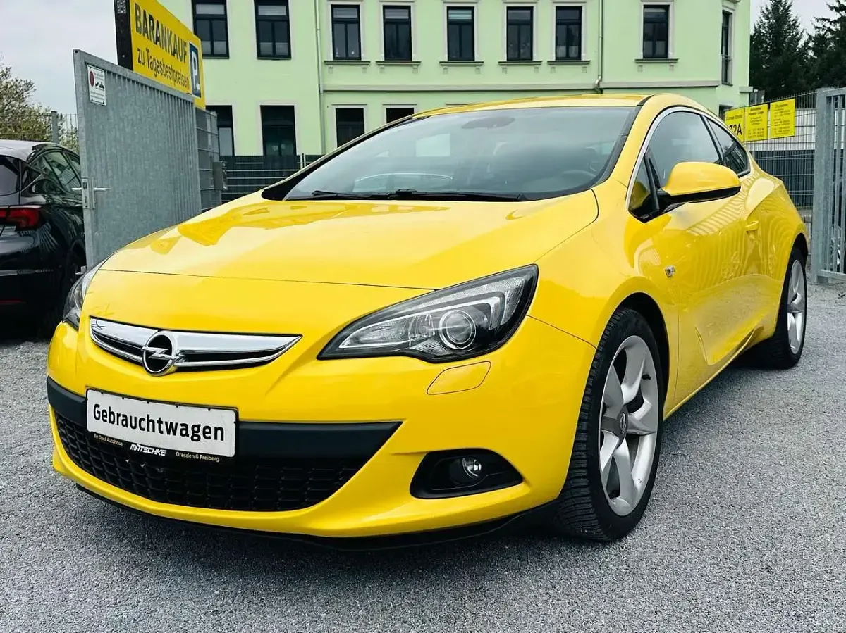 Gebraucht Opel Astra Innovation 140 PS (102 kW) 2012 Sunny yellow (uni) Coupé