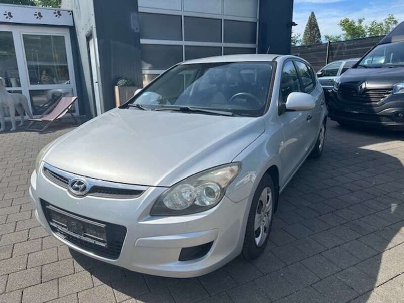Silbermetallic Gebraucht 2010 Hyundai i30 Classic Limousine | 3.890 € (Fairer Preis) - Bild 1/4