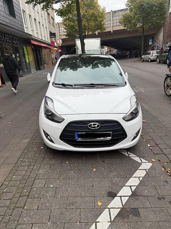 Weiß Gebraucht 2016 Hyundai ix20 Style Van / Kleinbus | 12.500 € (Etwas zu teuer) - Bild 1/4