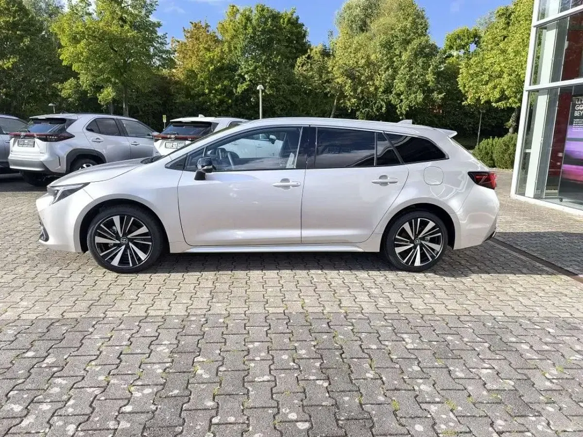 Neu Toyota Corolla 140 PS (102 kW) 2025 Cosmicsilber metallic Kombi