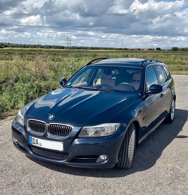 Blau Gebraucht 2009 BMW 330 Comfort Edition Kombi | 12.250 € (Fairer Preis) - Bild 1/4
