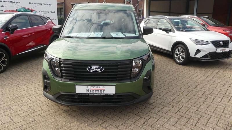 Neu Ford Tourneo Courier Trend 125 PS (91 kW) 2025 Green bursting metallic Van / Kleinbus