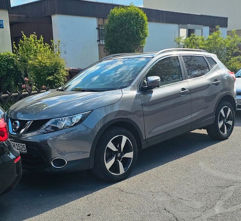Grau Gebraucht 2017 Nissan Qashqai N-Connecta SUV | 14.400 € (Guter Preis) - Bild 1/4