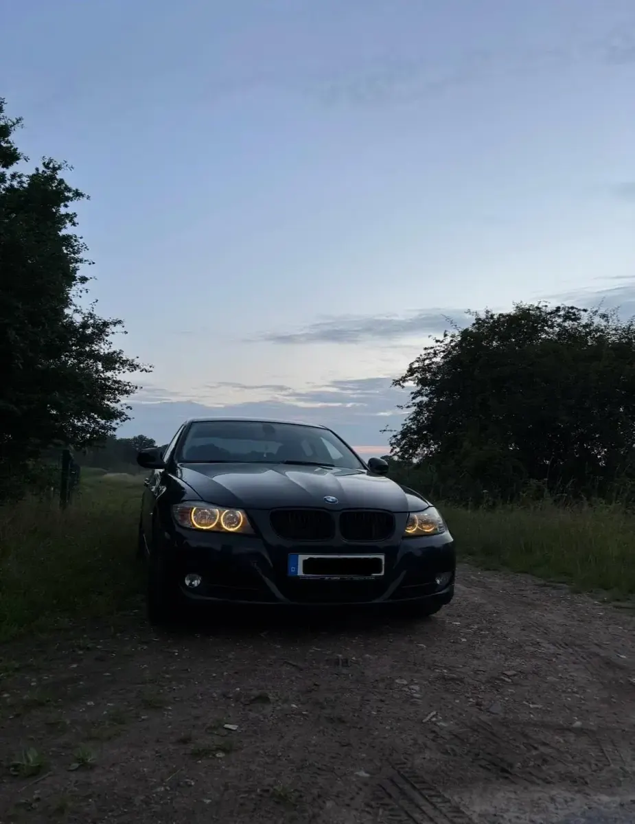 Gebraucht BMW 318 143 PS (105 kW) 2010 Schwarz Limousine