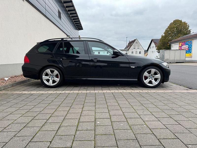 Gebraucht BMW 320 177 PS (130 kW) 2009 Schwarz Kombi