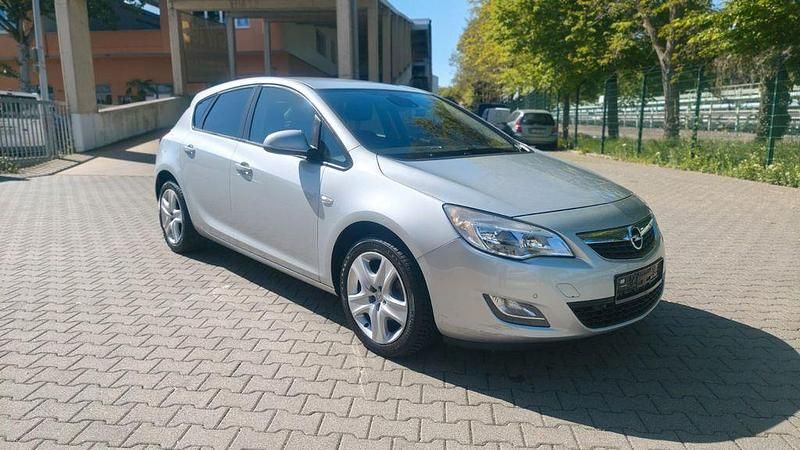 Gebraucht Opel Astra Design Edition 140 PS (102 kW) 2011 Silber Limousine
