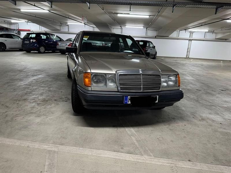 Gebraucht Mercedes E230 132 PS (97 kW) 1986 Beige Limousine