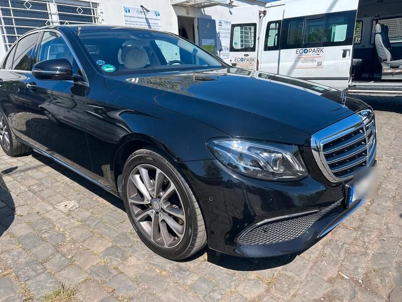 Schwarz Gebraucht 2016 Mercedes E220 Limousine | 22.000 € - Bild 1/4