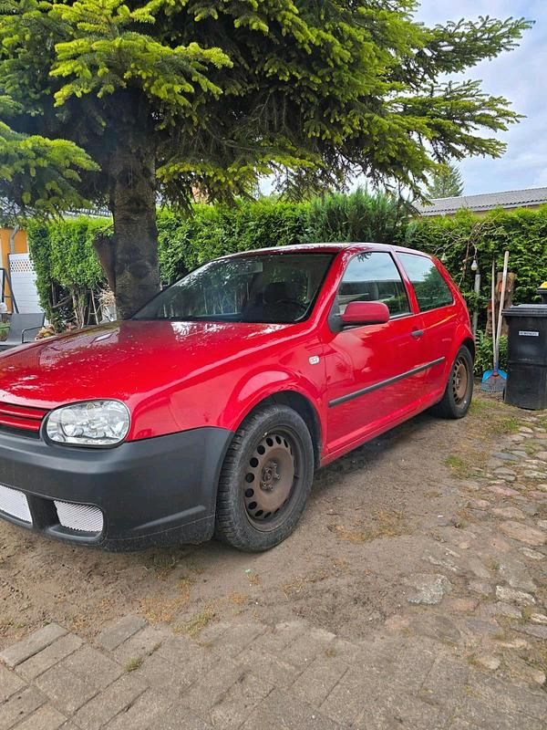 Rot Gebraucht 2001 VW Golf IV Kleinwagen | 700 € (Superpreis) - Bild 1/2