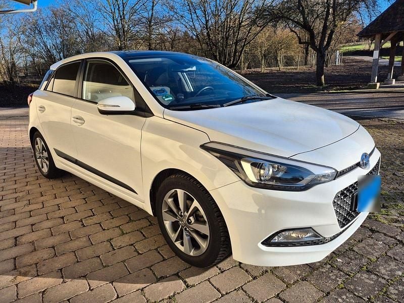 Gebraucht Hyundai i20 Intro Edition 101 PS (74 kW) 2015 Weiß Kleinwagen