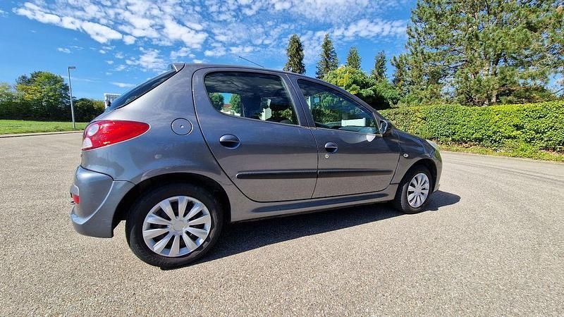 Grau Gebraucht 2010 Peugeot 206+ Kleinwagen | 1.800 € (Superpreis) - Bild 1/4