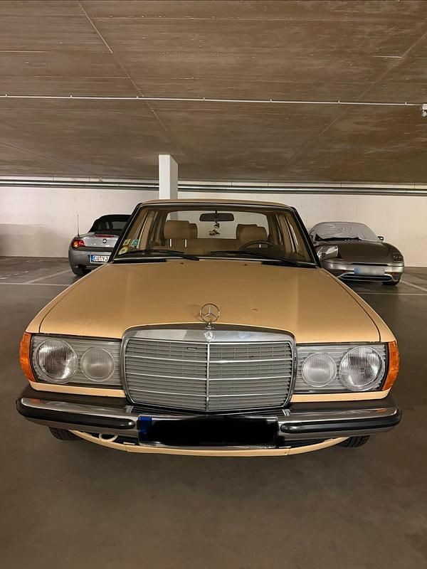 Usata Mercedes 200 108 CV (79 kW) 1982 Beige Berlina
