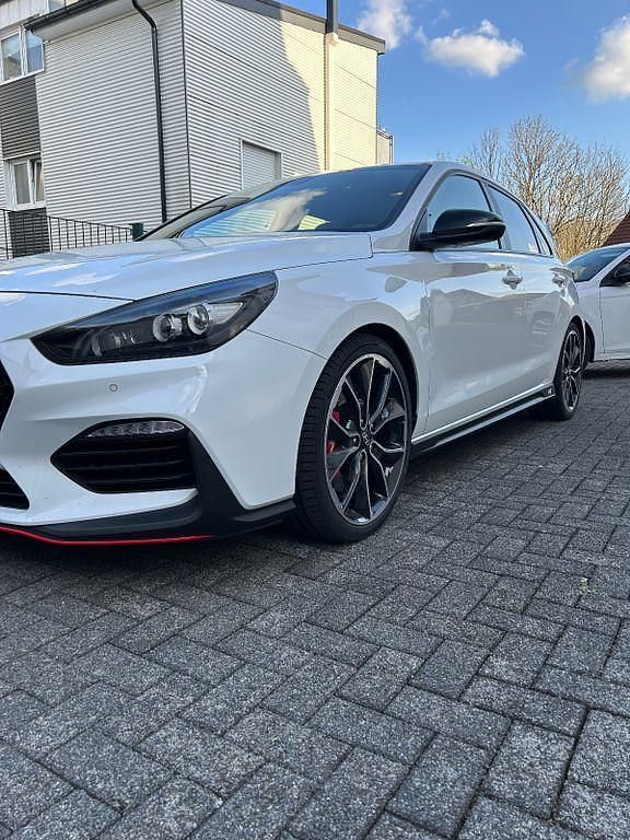 Weiß Gebraucht 2019 Hyundai i30 N Performance Limousine | 22.999 € (Fairer Preis) - Bild 1/4
