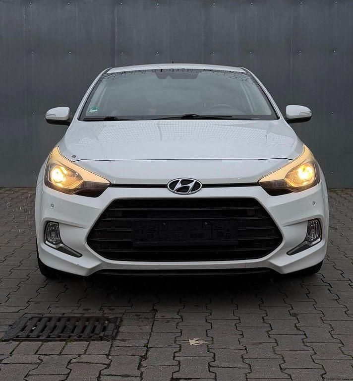 Weiß Gebraucht 2016 Hyundai i20 Style Coupé | 6.599 € (Fairer Preis) - Bild 1/4