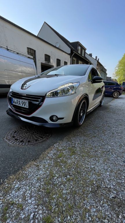 Weiß Gebraucht 2015 Peugeot 208 Kleinwagen | 10.900 € (Fairer Preis) - Bild 1/4