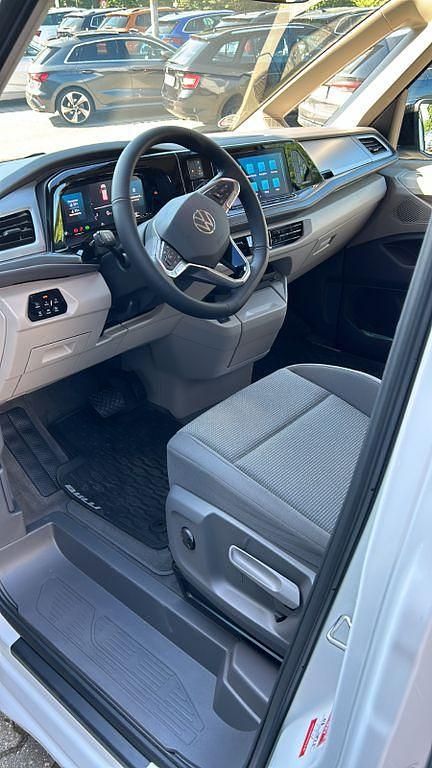 Second-hand VW Multivan 150 CP (110 kW) 2024 Alb Monovolum