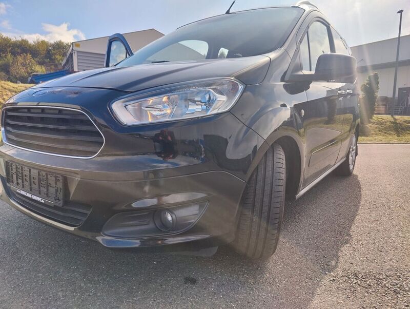 Schwarz Gebraucht 2017 Ford Tourneo Courier Titanium Van / Kleinbus | 8.499 € (Guter Preis) - Bild 1/4