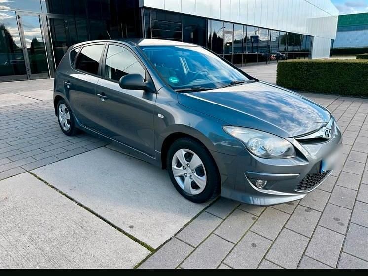 Silber Gebraucht 2011 Hyundai i30 Kleinwagen | 3.750 € (Fairer Preis) - Bild 1/4