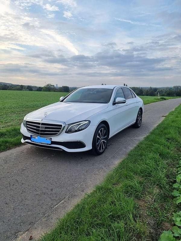 Weiß Gebraucht 2020 Mercedes E220 Limousine | 30.000 € (Superpreis) - Bild 1/4