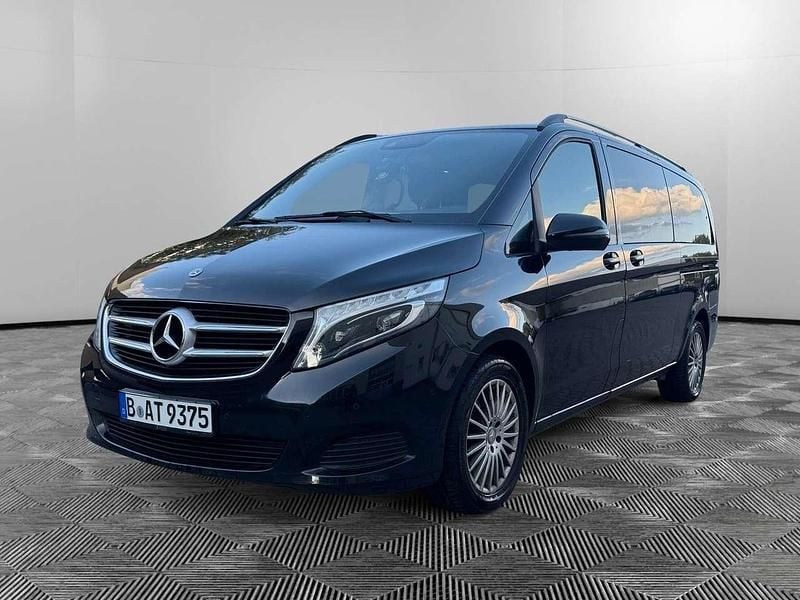 Schwarz Gebraucht 2017 Mercedes V220 Edition Van / Kleinbus | 26.750 € (Superpreis) - Bild 1/4