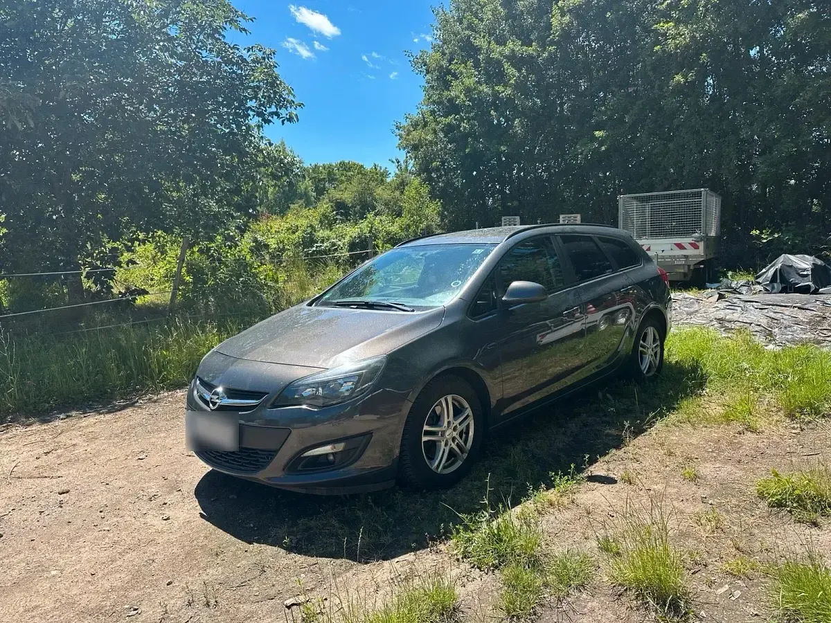 Gebraucht Opel Astra 131 PS (96 kW) 2014 Grau Kombi