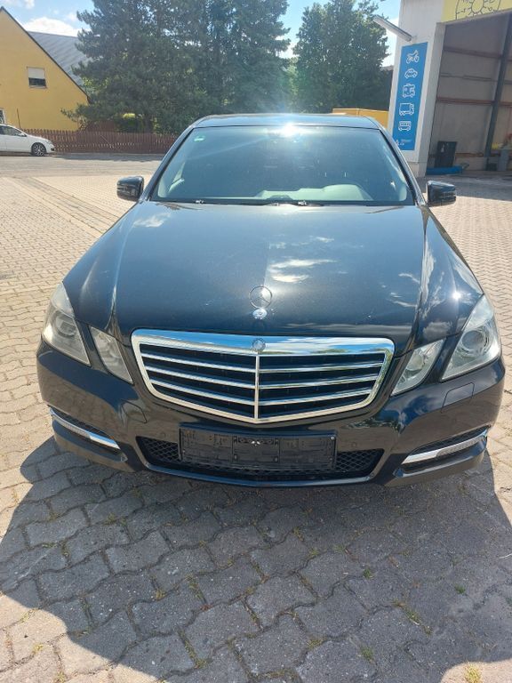 Schwarz Gebraucht 2011 Mercedes E250 Limousine | 10.700 € (Fairer Preis) - Bild 1/4