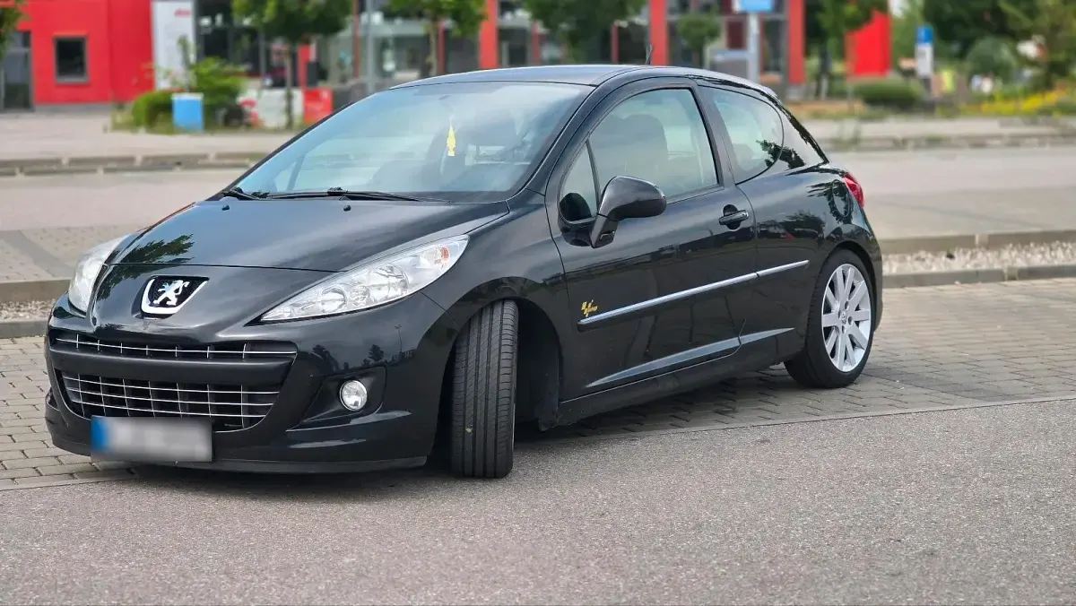 Gebraucht Peugeot 207 95 PS (69 kW) 2011 Schwarz Kleinwagen