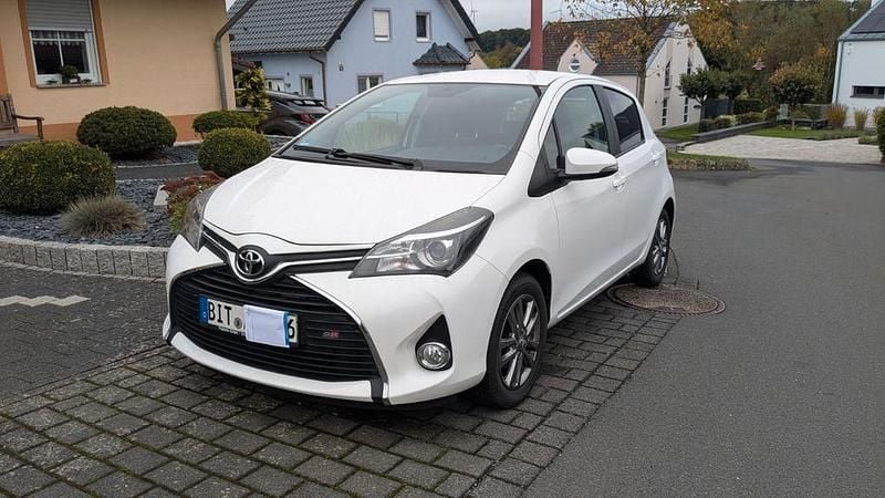 Weiß Gebraucht 2015 Toyota Yaris Comfort Limousine | 8.650 € (Fairer Preis) - Bild 1/4
