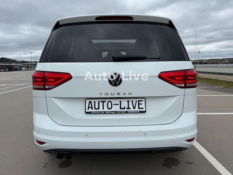 Gebraucht VW Touran 150 PS (110 kW) 2022 Weiß Van / Kleinbus