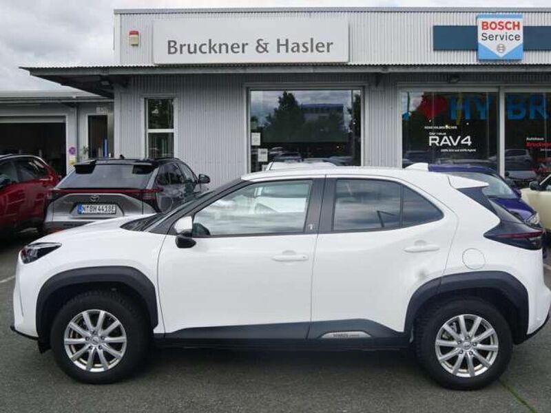 Schneeweiß Gebraucht 2022 Toyota Yaris Hybrid SUV | 21.900 € (Fairer Preis) - Bild 1/4