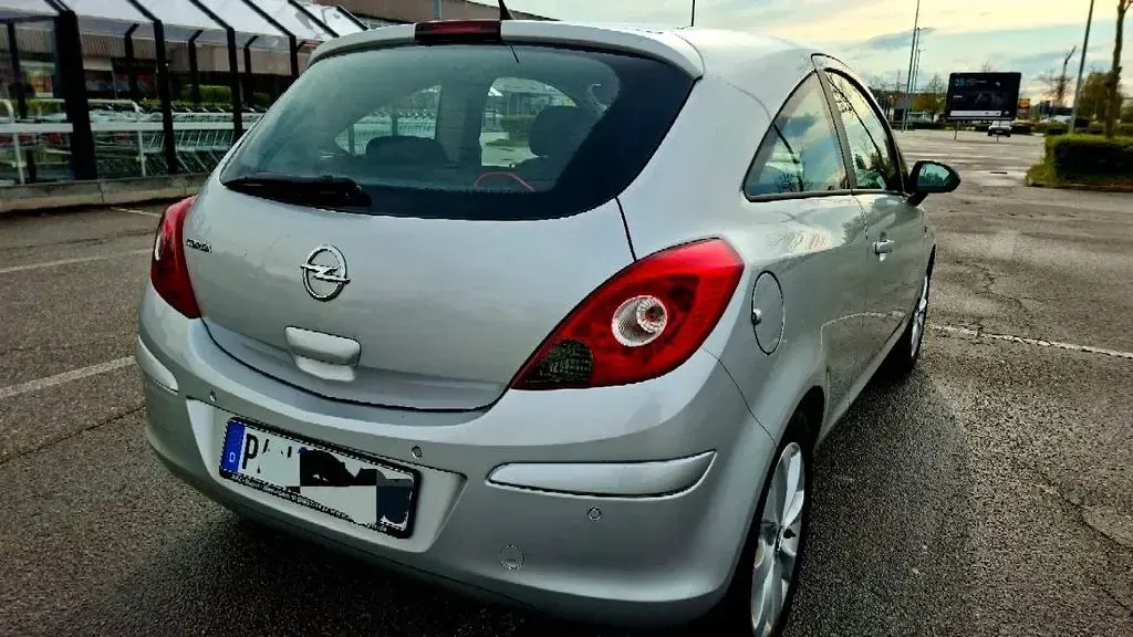 Usata Opel Corsa Active 90 CV (66 kW) 2013 Argento Utilitaria