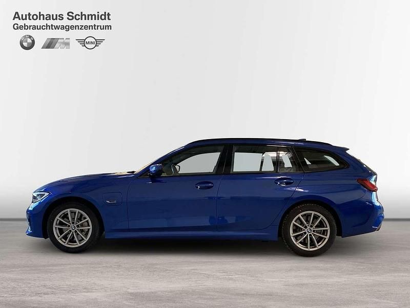 Gebraucht BMW 330e M Sport 292 PS (214 kW) 2022 M portimao blau Kombi