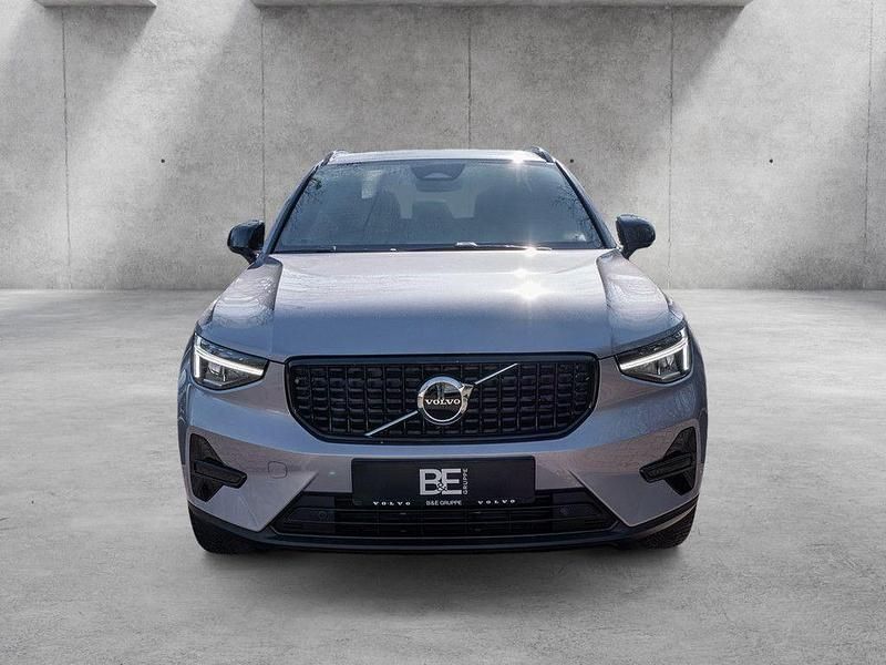 Neu Volvo XC40 Plus 163 PS (119 kW) 2026 Silber SUV