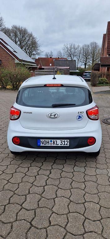 Weiß Gebraucht 2017 Hyundai i10 Trend Kleinwagen | 6.300 € (Fairer Preis) - Bild 1/4